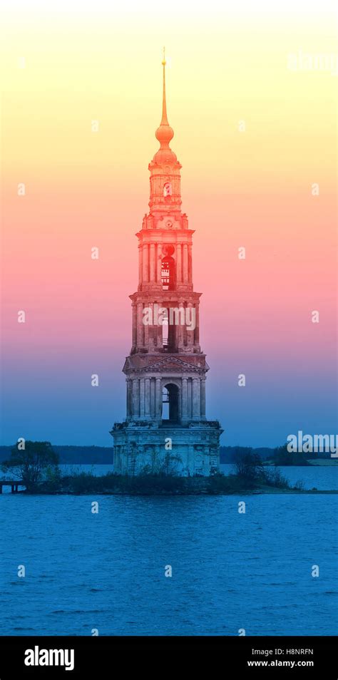 Die Schöne Landschaft Des Glockenturms Auf Der Wolga In Der Stadt