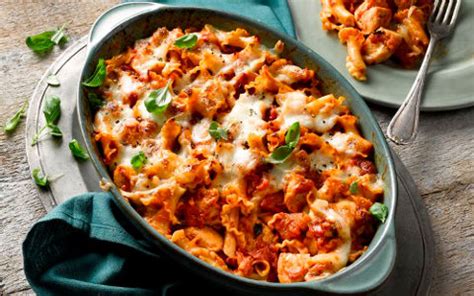 Pour half of the pasta into a greased 11×7 inch or 9×13 inch (28x18 cm or 33x23 cm) baking dish. Chicken and Mozzarella Pasta Bake - Bord Bia