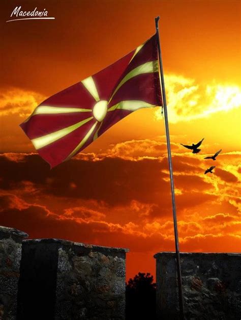 The traditional macedonian flag had two equal horizontal parts of red and black color respectively. Macedonian Flag | Macedonië, Vlag
