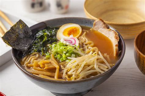 Pulled noodles) is a japanese noodle soup. Un delicioso ramen japonés para hacer en casa - C+D