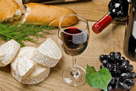 Vin Rouge Fromages De Brie Et De Camembert Avec Du Pain Photo stock