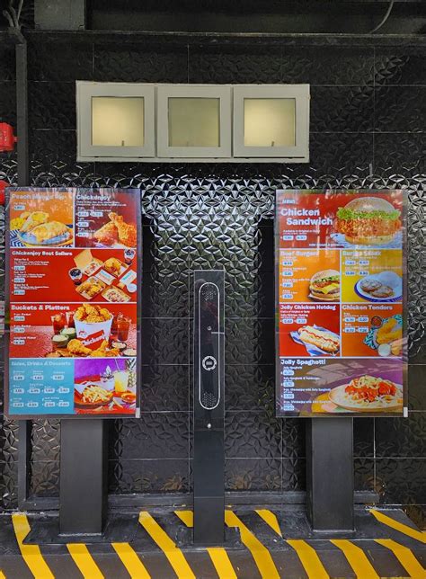 Jollibee Opens Drive Thru In Jurong Spring Get Your Fried Chicken To