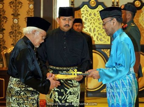 Beliau pernah berkhidmat sebagai pegawai daerah bentong. Taib Mahmud dianugerahkan gelaran Tun - Blog Berita ...
