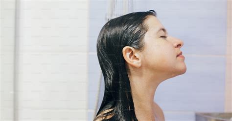 Foto Joven Mujer Feliz Duchándose En Casa O En El Baño Del Hotel