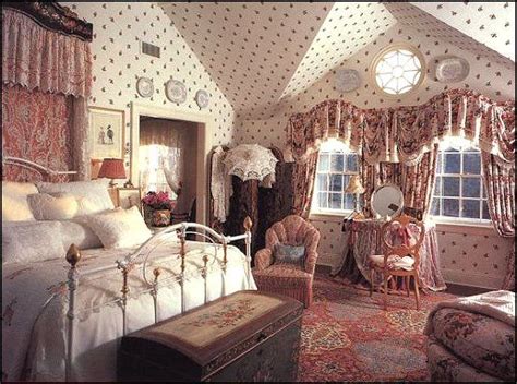 Thinking about victorian bedrooms means luxury, sophistication and, sometimes, drama. Victorian Style Decor | Victorian theme decorating ideas ...