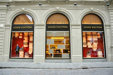 I want to receive the latest louis vuitton catalogues and exclusive offers from tiendeo in kuala lumpur. Den Louis Vuitton Påsen Ställer Ut In På Den Suria KLCC ...