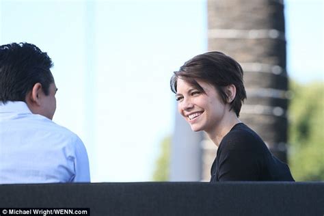 The Walking Deads Lauren Cohan Shows Off New Pixie Cut During Extra Interview Daily Mail Online