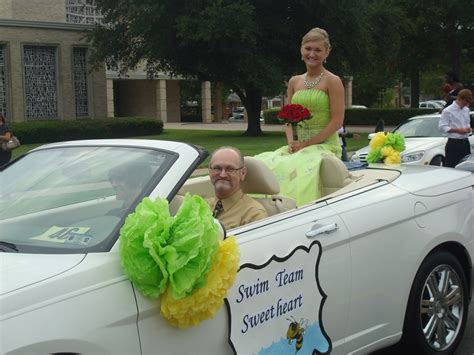 Check out these 12 hot decorative ideas for parade floats for your homecoming parade. Savvy Southern Sisters: Decorating a Car for a Homecoming ...