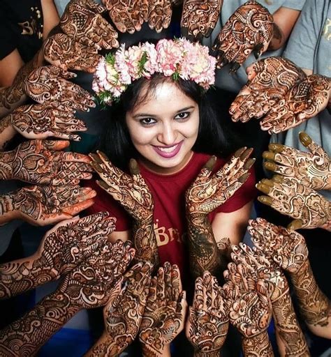 Woow The Beautiful Glimpse Of Mehendi Ceremony Happy Bride Along Her Friends Poseing Her