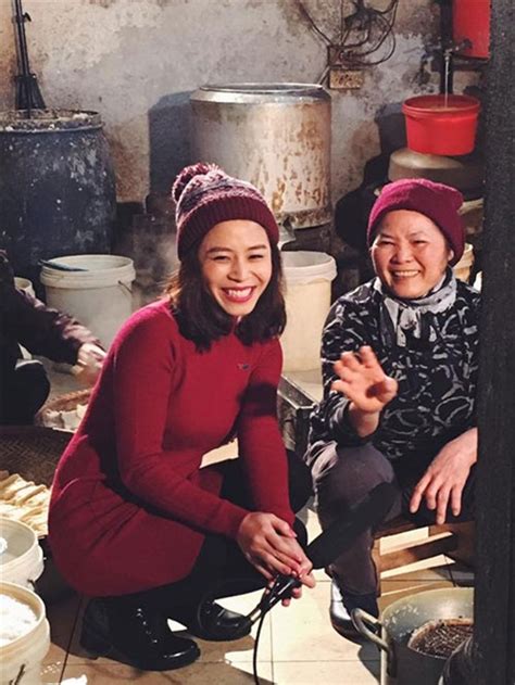 Em này hồi 2019 giá 5 củ, cũng biết nói chuyện, ngoan, hồi đó làm cả pga và pgb. Hình ảnh đời thường của Hoàng Linh - nữ MC "Chúng tôi là ...