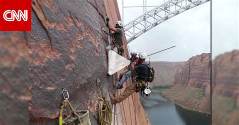 بالفيديو عمال يسابقون الزمن لمنع صخرة عملاقة تزن 227 طن من السقوط في