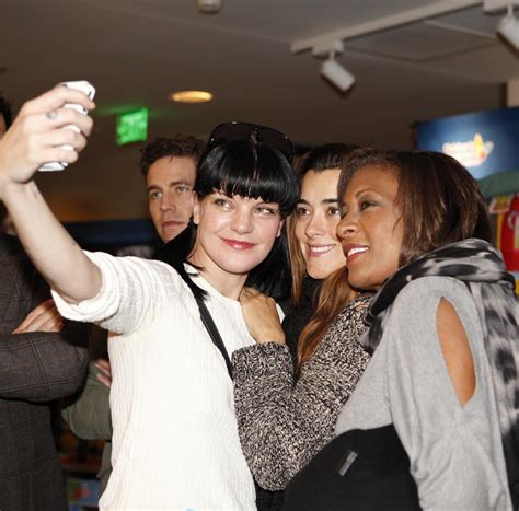 Cbs Visits Childrens Hospital La For Annual Holiday Event 12062012