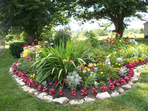 Hate The Border But Like The Big Focal Point Greenery Flower Garden