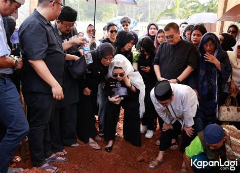 10 Potret Proses Pemakaman Shena Malsiana X Factor Indonesia Diwarnai Isak Tangis Keluarga