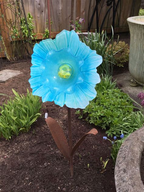 Pin By Rochelle Netzel On Garden Diy Whimsical Garden Art Garden Art Glass Garden Flowers