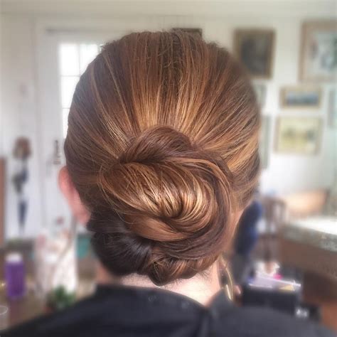 Simple Elegant Bun 👌🏼dosanddyebyjulie 💍 Elegant Bun Bridal Hair