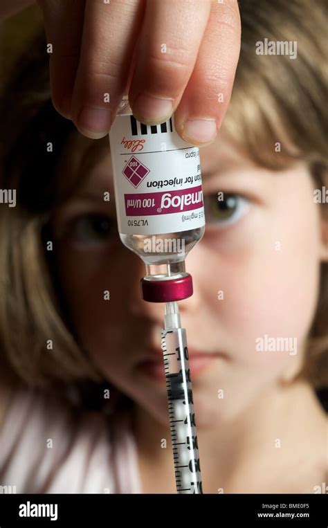 Niña De 6 Años La Elaboración De Inyección De Insulina Fotografía De