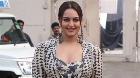 Sonakshi Sinha Makes Heads Turn In Stunning Co Ord Crop Top And Skirt For Dabangg 3 Promotions
