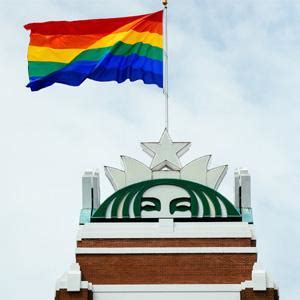 Entramos en la semana del orgullo lgbt, y la ciudad canadiense victoria y la estadounidense capitol hill, y center city, el distrito empresarial de. Starbucks alzó la bandera gay en su sede para mostrar el ...
