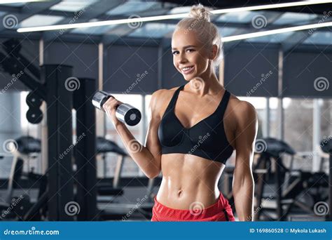 Fitness Vrouw Werkt In De Gym Beautifu Atletisch Meisje Met Platte Buik Stock Foto Image Of