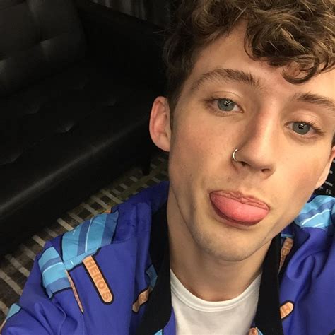 troye sivan humbled by his fans during us tour troye sivan blue neighbourhood singer