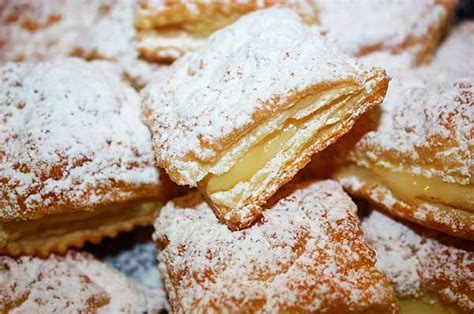 Questi dolcetti sono perfetti da consumare in ogni occasione. Sporcamuss, la bontà della pasta sfoglia incontra la crema ...