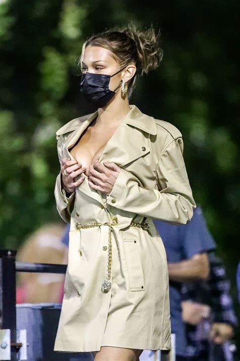 Bella hadid is a street style queen, and her outfits are unforgettabl.e check out the top model's best looks here. Bella Hadid Street Style - New York at Night 10/16/2020 ...
