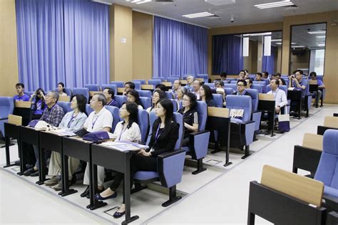 Fundada em 1981, a universidade de macau (um) é a única universidade abrangente pública de nível internacional em macau. 香港老師及校長考察團訪澳大 | 澳門大學