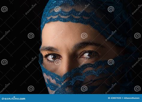 Ritratto Del Medio Oriente Della Donna Che Sembra Triste Con Lartista Blu Del Hijab Fotografia