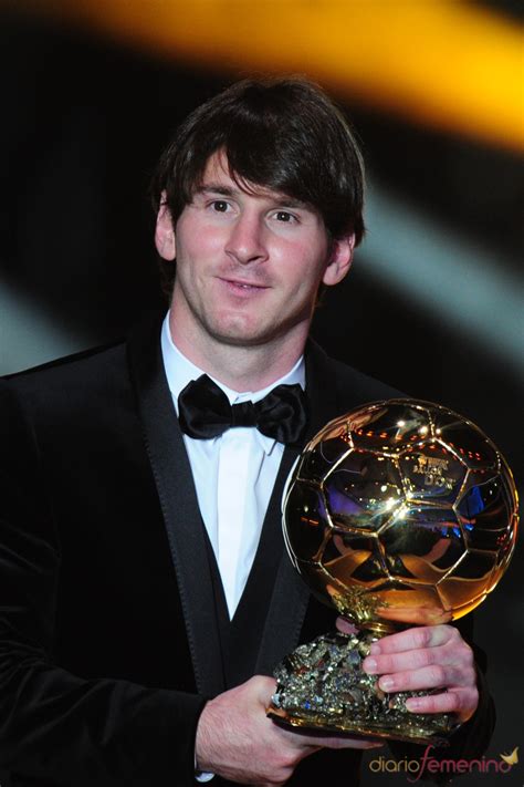 Lionel andrés messi (spanish pronunciation: Leo Messi con su FIFA Balón de Oro 2010