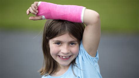 10 Adorable Pictures Of Little Kids In Casts That Will Make You Wish
