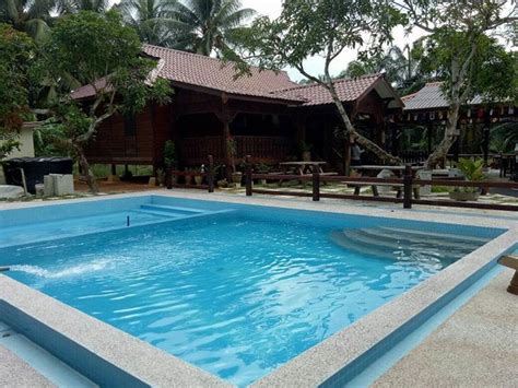 When vacationing with the family, a hotel pool makes all the difference. Homestay Di Kuala Selangor - Rasmi sux