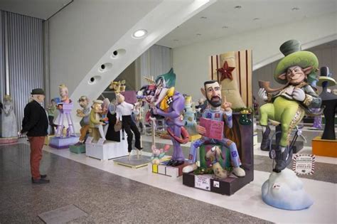 más de 24 000 personas visitan la exposició del ninot cultur plaza