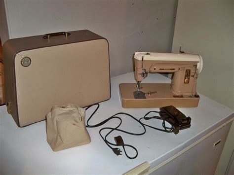 Singer 404 Sewing Machine With Carrying Case Foot Pedal Working