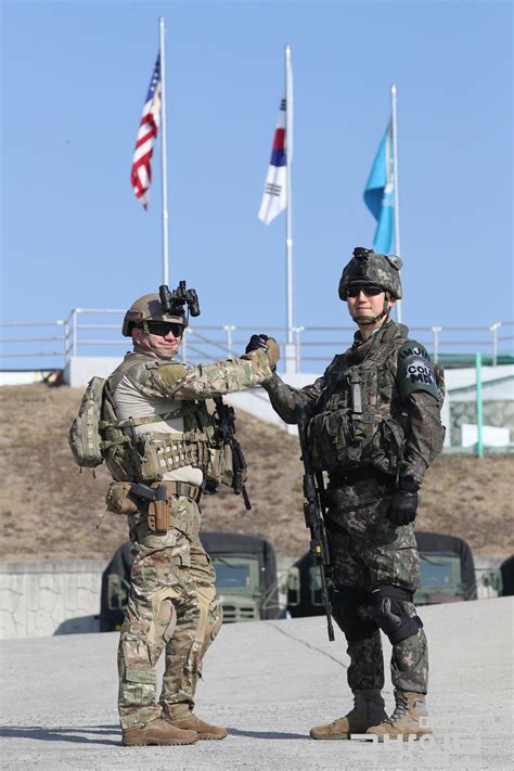 Us Army Officer Un And Korean Army Officer Jsa Imjin Scout In The