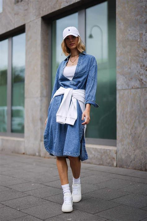 12 Chic Denim And White Outfits That Are Timeless