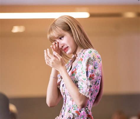 Blackpinks Lisa Reveals Her Horrifying Experience With Sleep Paralysis