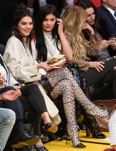 Kendall Jenner And Kylie Jenner Sit Courtside At Lakers Game Kendall Jenner Outfits Kendall