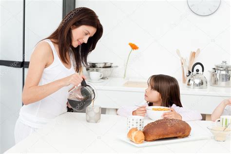 Linda Mamá Sirviendo Café Mientras Sus Hijos Desayunando — Foto De