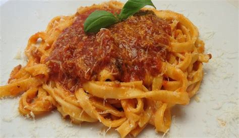 It is customarily used to dress tagliatelle al ragù and to prepare lasagne alla bolognese. Ricetta Tagliatelle al ragù - Le Ricette di Buonissimo