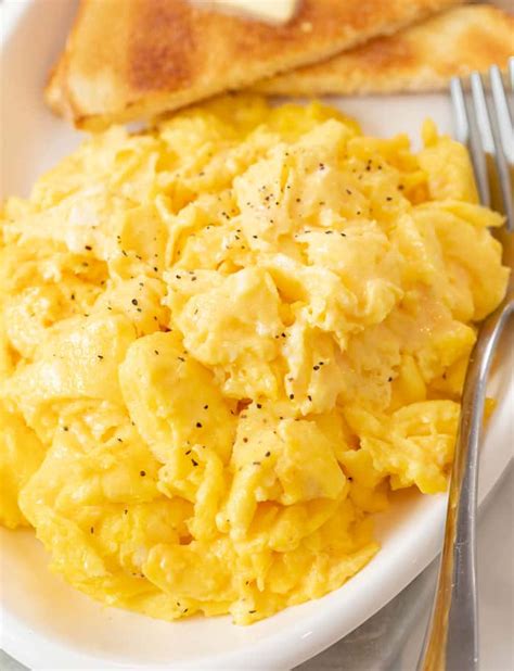 Fluffy Scrambled Eggs Step By Step The Cozy Cook