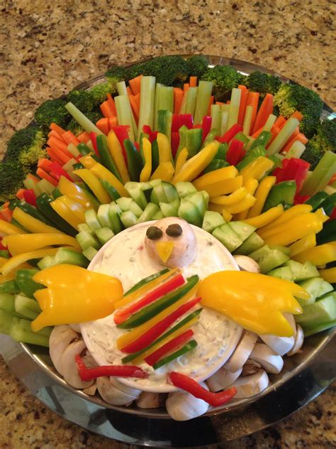Want to avoid spoiling little appetites before the thanksgiving meal? Thanksgiving vegetable platter. Looks like a turkey! Easy ...