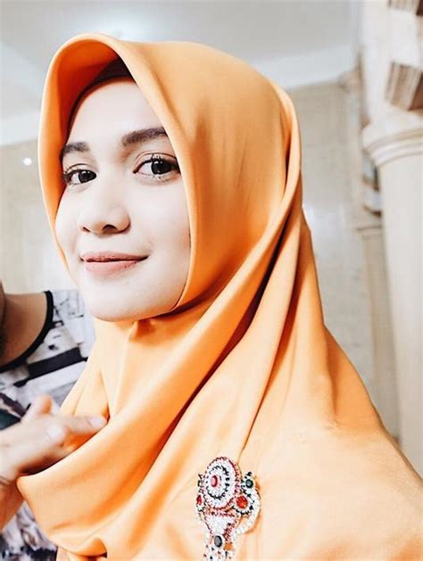 Foto Gaya Dea Annisa Dalam Balutan Hijab Anggun Dan Memesona Hot