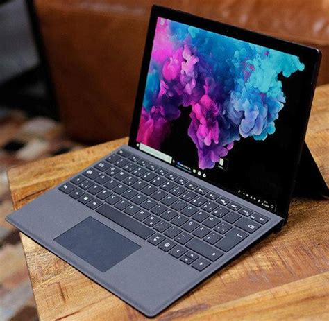 On trouve d'un côté la cinquième version de la surface pro de microsoft, et de l'autre, un petit nouveau : Test: Microsoft Surface Pro 6 gelingt Spagat zwischen ...