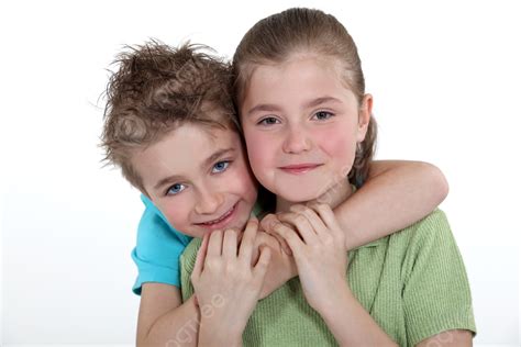 Fondo Retrato De Hermano Y Hermana Abrazan Al Hermano Menor Foto E Imagen Para Descarga Gratuita
