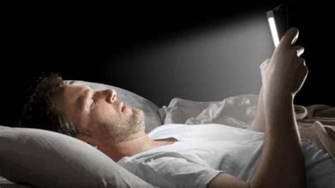 3 Dampak Buruk Main Smartphone Sebelum Tidur Yang Sering Diabaikan Bisa Ganggu Psikologis