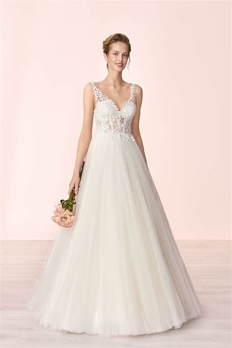 Genießen sie in jeder saison originale bayerische damentrachten mit hochwertiger qualität und unverwechselbarem stil. #brautkleiderspitze #brautkleid #hochhzeitskleid # ...
