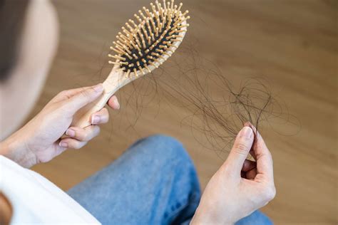 Chute De Cheveux Causes Symptômes Et Les 9 Meilleurs Traitements Naturels Anti Chute Salon