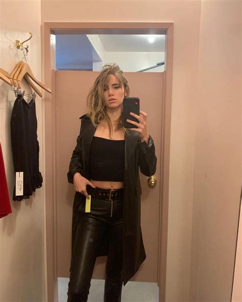 Suki Waterhouse Read Porn Book And Take Hot Selfie 34 Photos The Fappening