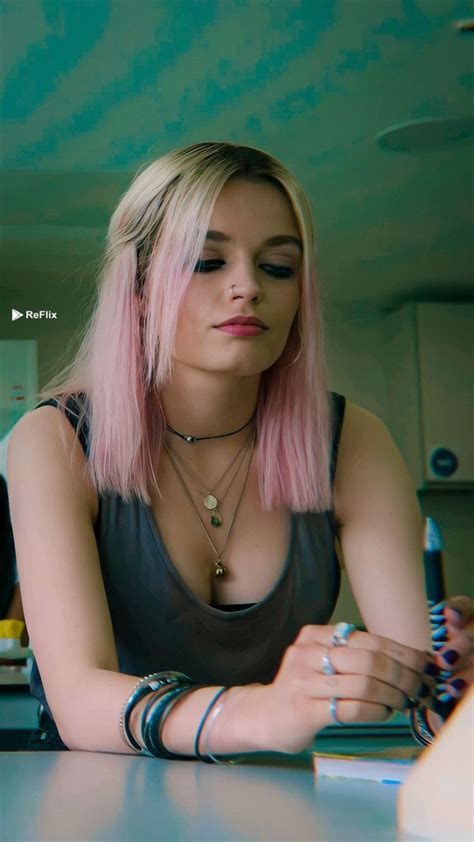 Maeve Wiley Hd Wallpaper In 2022 Hollywood Girls Photography Inspiration Portrait Sex Educat